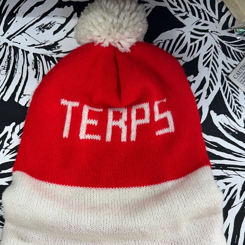Women’s or men’s White Pom-Pom Hat